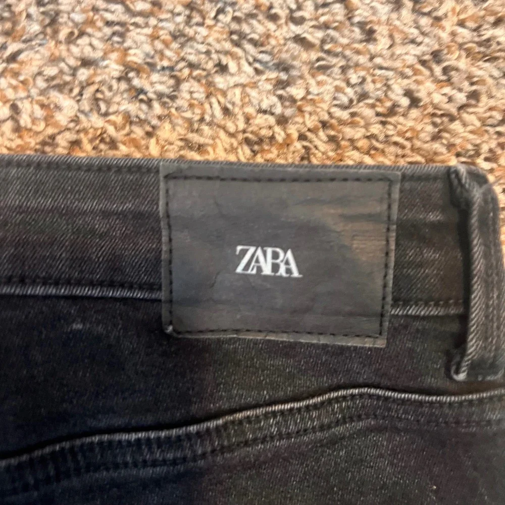 ZARA Black Distressed Raw‎ Hem Straight Leg Jeans Women's Size 4